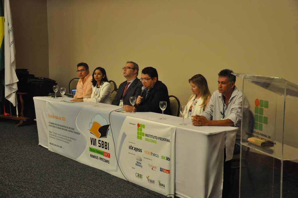 Mesa abertura composta por reitor do IFAM, diretores de campi, organizadora da VIII SBBI e presidente da Comissão Brasileira de bibliotecas da Rede Federal