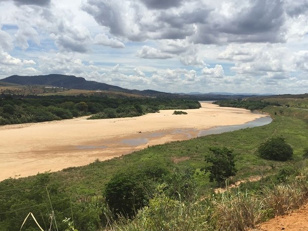 Maior rio do Espírito Santo, o Doce, sofre as consequências da estiagem (Foto: Jorge Sagrilo/ A Gazeta)