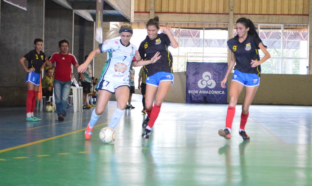 Futsal - Tainá Miranda do Estrela do Norte - de branco - foto 1 - by Emanuel Mendes Siqueira
