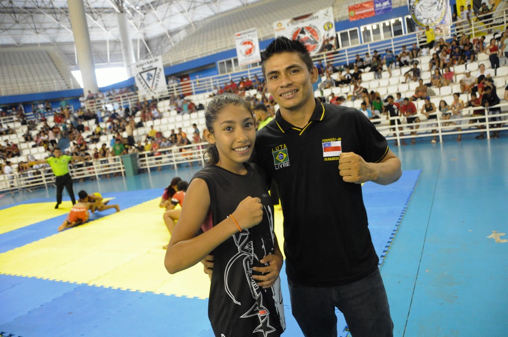 SUBMISSION - Ana Caroline é campeã pela Astra Fight ao lado do técnico Simão Tavares - foto 1 - by Emanuel Mendes Siqueira