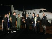 Aviões da FAB com corpos de atletas da Chapecoense pousam em Manaus