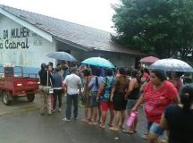 Em Manacapuru(AM), população pega chuva na espera por atendimento em hospital