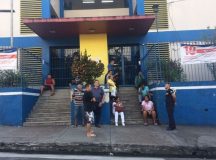 Eleitores esperando a abertura da Escola Estadual 1º de maio, na Praça 14, em Manaus (Foto: Matheus Castro/Rede Amazônica)