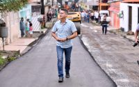 Em Manaus, prefeito David Almeida vistoria serviço de recuperação asfáltica no bairro Redenção
