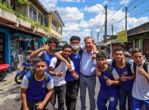 PRÉ-CAMPANHA – ‘O povo sabe o que é melhor para o Amazonas no Senado’, diz Arthur Neto ao visitar três zonas de Manaus em um dia