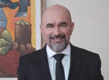 JEAN AUZIER: Entre a cidade, a palavra e o servir 