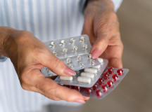 Automedicação pode mascarar doenças graves; saiba diferenciar sintomas e alertas