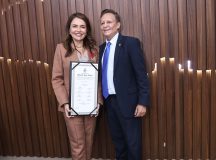 Adjuto Afonso homenageia juíza Dinah Abrahão com Medalha Ruy Araújo por atuação em defesa de crianças e adolescentes